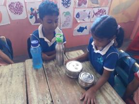 Children describing objects according to shape or size