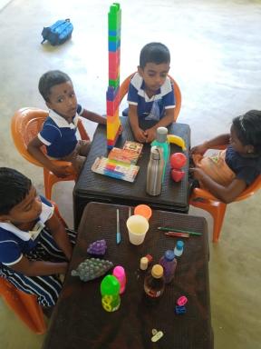 Children describing objects according to shape or size