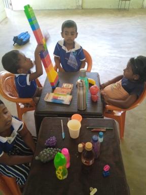 Children describing objects according to shape or size