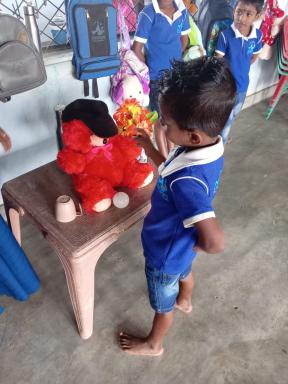 Children describe the position of an object