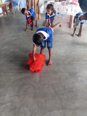 Children describe the position of an object