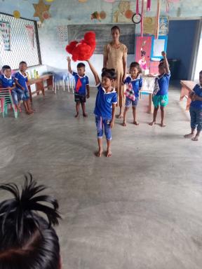 Children describe the position of an object